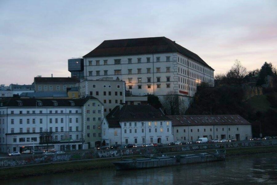 Vienna: Private tour Mauthausen and Linz - Private transport from Vienna: value you feel fast