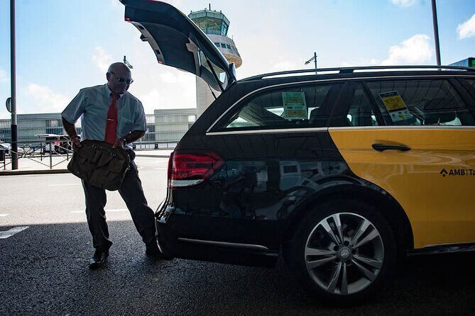 Vienna Private Transfer from Vienna Airport to City centre - Finding your driver in Schwechat (the name-board advantage)