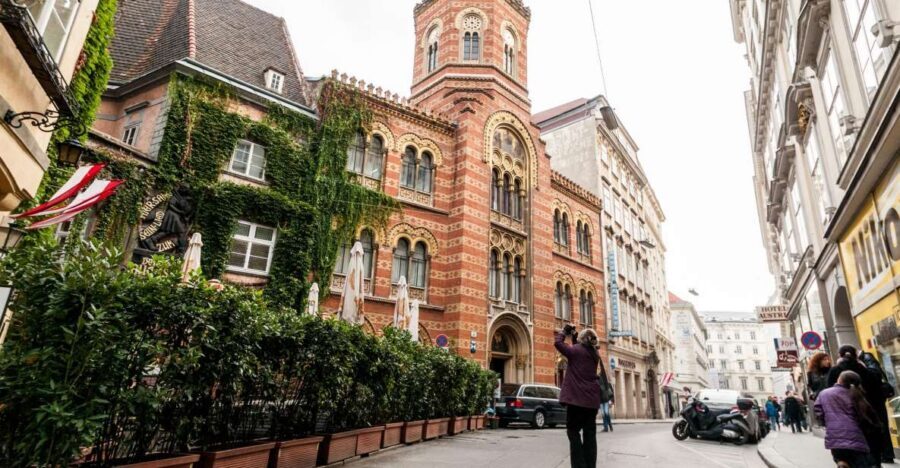 Vienna: Romantic Old Town 2-Hour Discovery Tour - Meeting at Hoher Markt and using the Anchor Clock as your compass