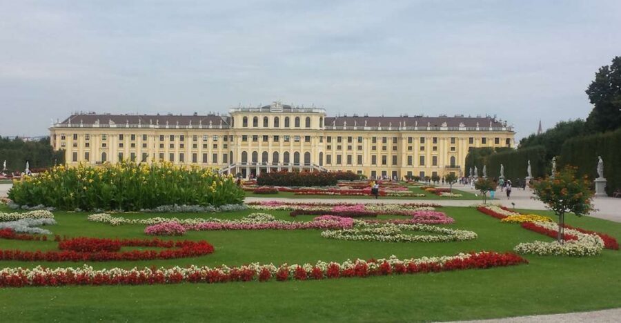 Vienna: Schönbrunn Palace and City Center Guided Tour - Starting at Schönbrunn: the right first move