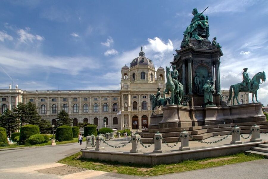 Vienna: Sightseeing Tour in a 1920s Classic Style Car - How the 60 minutes move: Albertina out, city highlights back