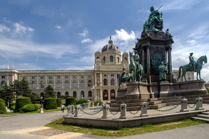 Vienna: Sightseeing Tour in a Classic Style Car - Key things you’ll notice on this electric car tour