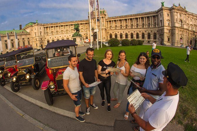 Vienna: Silver Tour (30 min) Vienna City Center Sightseeing Tour - Getting to Albertinaplatz and starting your ride