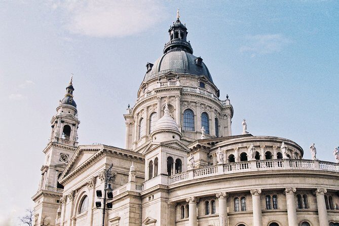 Vienna to Budapest - Private transfer with 2h of Sightseeing - Vehicles and luggage: how the group size actually fits