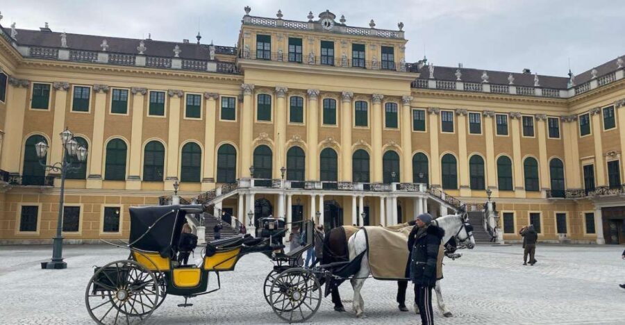 Vienna: UNESCO Schönbrunn Palace Guided Tour with Entry - Finding the meeting point at Schönbrunn Main Courtyard