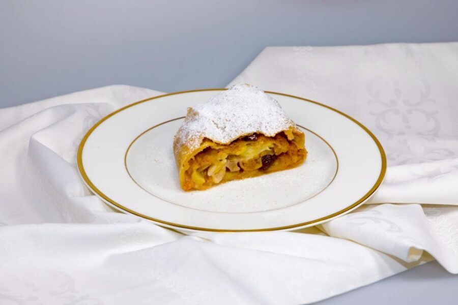 Vienna: Wiener Schnitzel and Strudel Cooking Class - Apple Strudel: A Family Recipe You Can Actually Recreate